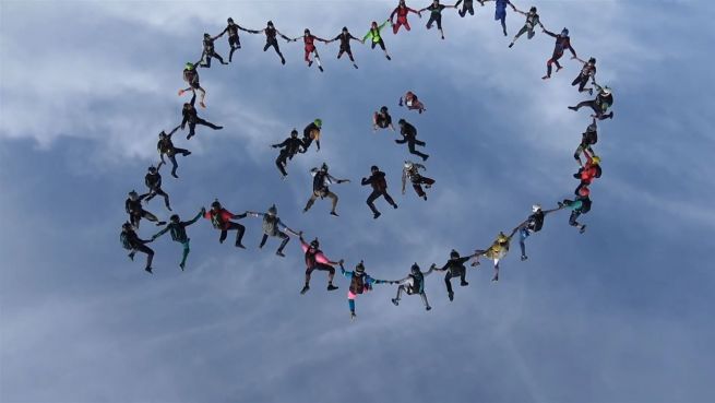 go to Kunst im freien Fall: Skydiver riskieren alles