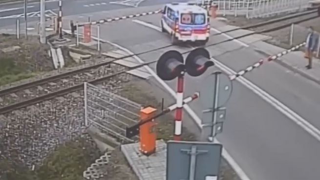 go to Krankenwagen in Not: Gefangen zwischen den Gleisen